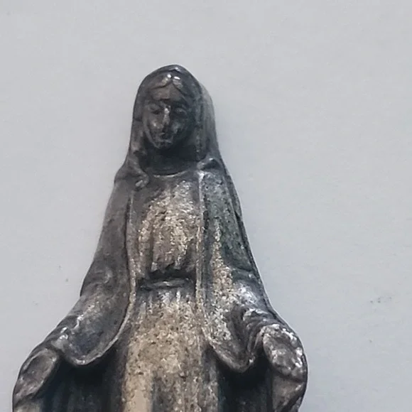 Vintage miniature statue depicting the Virgin Mary 1330 Pocket Statue - Picture 2 of 6